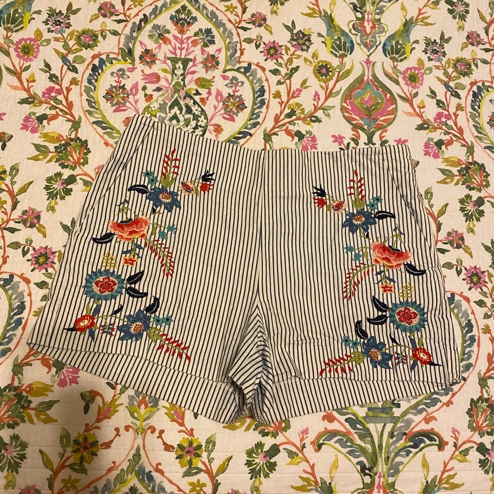 Loft size 6 floral embroidered shorts in EUC